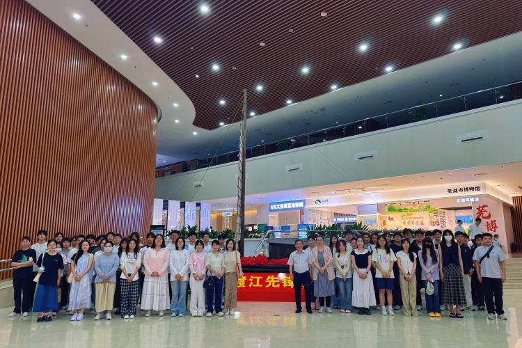 参观博物馆(1)-修改尺寸版.jpg