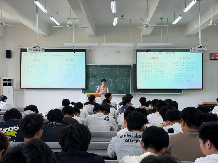 1780845690836571.jpg 李子华校长听课-修改尺寸版.jpg
